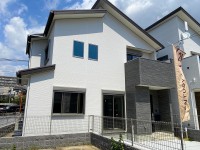 全4区画の分譲地！最終1区画１角地！JR「長岡京」駅徒歩14分！
小・中学校徒歩圏内でお子様の通学も安心♪
南向きバルコニーにつき陽当たり良好です！