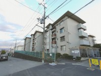 阪急「西山天王山」駅まで徒歩7分！
南向きバルコニーの為、陽当たり良好♪全居室6帖以上の3DK！
スーパー・コンビニが徒歩10分圏内です！