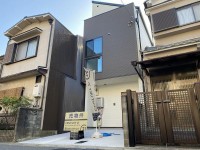 地下鉄『椥辻駅』まで徒歩１１分と通勤・通学便利な立地！
閑静な住宅地の新築一戸建！コンパクトカー駐車可能！
生活施設が徒歩圏内に揃っており生活便利♪