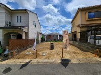 土地約30坪！建築条件無し売土地！
お好きなハウスメーカー・工務店で建築していただけます♪
南側ガレージの為、陽当たり大変良好です！