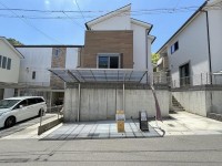 築浅！2017年築！土地広々37.85坪！
太陽光パネル＆蓄電池が設置されています！
駐車2台可能！前道広々6ｍ！
広々シューズクローク＆ウォークインクローゼット有！