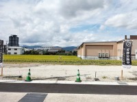 全７区画の分譲地！前面道路広々６ｍ！
自由設計につき、お好きな間取りにて建築可能！
スーパーやコンビニ、ドラッグストアがすぐ近くにあって生活便利♪