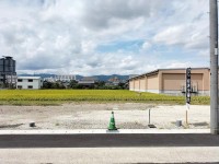 全７区画の分譲地！前面道路広々６ｍ！
自由設計につき、お好きな間取りにて建築可能！
スーパーやコンビニ、ドラッグストアがすぐ近くにあって生活便利♪