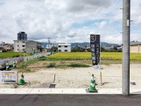 全７区画の分譲地！前面道路広々６ｍ！
自由設計につき、お好きな間取りにて建築可能！
スーパーやコンビニ、ドラッグストアがすぐ近くにあって生活便利♪