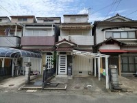 4DKとゆとりのある間取り！駐車スペース有☆
荷物の収納に便利な天井収納庫付き！
徒歩圏内に生活関連施設が充実！生活に便利な立地です♪