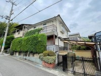 リフォーム歴有！土地広々約54.9坪！ゆったり5LDKの間取り！
前道広々6ｍの閑静な住宅地♪
全室2面採光で陽当り・通風良好です！