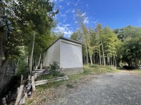 土地広々約215坪！
南東向きの為、陽当たり良好！
自然豊かで静かな立地です♪