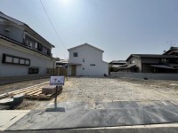 全8区画新規分譲地☆間取りは自由設計！
北と西側の2面に接道しており、東側の道路にも出られます♪
間口も広々約7.7ｍ！間取りの自由度も高く、駐車もらくらく！