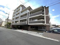 JR「長岡京」駅まで徒歩4分・阪急「長岡天神」駅まで徒歩9分の2WAYアクセス！
小学校まで徒歩圏内なのでお子様の通学にも安心！
周辺施設も充実！