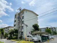 ２０２３年１月にフルリノベーション済！マンション１階部分！
南北の２面バルコニーで陽当たり・通風良好！
学校が徒歩１０分圏内でお子様の通学も安心！