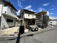 JR「長岡京」駅まで徒歩13分・阪急「長岡天神」駅まで徒歩15分！2WAYアクセス可能☆
全居室収納スペースあり！便利な天井収納付き！
駐車も1台分可能です♪