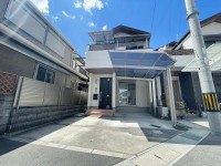 ２０１７年１２月建築の築浅中古一戸建て！
駐車２台(ワンボックス車＋軽自動車)可能でカーポート付き！
閑静な住宅地で住環境良好♪公園が徒歩１分！