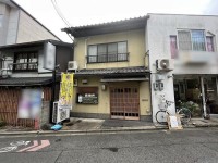 京阪「神宮丸太町」駅まで徒歩8分！便利な立地！
建築条件無し土地の為、お好きなハウスメーカー・工務店で建築可能！
居住用、店舗、事務所等、様々な用途で活用頂けます！