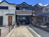 ☆普通車2台＋ワンボックス1台の計３台駐車可能☆※車種による
東側が田んぼ・西側道路につき陽当たり＆通風良好！
便利なロフト付きのため収納には困りません！