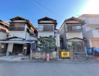 阪急『西向日駅』まで徒歩１３分と通勤や通学にも便利！
閑静な住宅地の整形地！前面道路は広々６ｍ！
リフォームのご相談も承っております♪