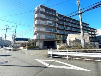JR「向日町」駅徒歩15分！2017年7月リフォーム済み！
周辺施設が充実しており、生活に便利な立地♪
小・中学校まで徒歩圏内の為、お子様の通学も安心です！