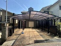 全居室６帖以上の４ＳＬＤＫ！リフォーム歴のあるお家！
カーポート付き駐車スペース２台有り！
納戸と各居室に収納スペース付き！