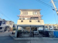 南西角＆東側が駐車場で採光・通風良好！
普通車が駐車２台可能！前道６ｍ！
車通りも少なく静かな環境の為、リラックスした生活をお過ごしいただけます♪