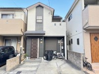 太陽光発電システム付築浅物件！室内大変キレイにお使いです！
全居室６帖以上＆床暖房付の３ＬＤＫ！
小学校まで徒歩２分＆中学校まで徒歩９分！お子様の通学も安心♪