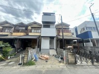 阪急『洛西口駅』まで徒歩６分！
３面バルコニー付き！南側バルコニーのため通風良好！
買い物施設が周辺に充実しているため生活に便利！