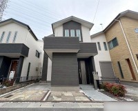 四辻木材工業施工の住宅！ＬＤＫ広々約１８帖！
南向きバルコニー・ウッドデッキもあり陽当り良好！
小学校まで徒歩圏内！お子様の通学も安心です！