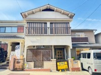 建築条件無し土地！お好きな工務店やハウスメーカーで建築可能！
前道ゆったり約６ｍ！駐車もラクラク♪
南向きにつき日当たり良好です！