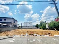 土地広々約９７坪！自由設計につきお好きな間取りで建築可能！
角地の為、日当たり・通風大変良好♪
駐車スペース広々・お庭付きの夢のマイホームが実現します！