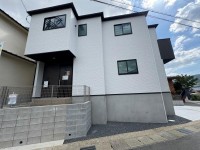 ２０２５年８月完成予定の新築戸建！
閑静な住宅街で教育施設も徒歩圏内の為、お子様の通学も安心♪
収納スペースが豊富な子育て世代におススメの５ＬＤＫ！