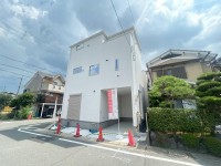 ２０２５年７月完成の新築戸建て！
角地の為、通風良好♪各居室に収納完備の３ＬＤＫ！
徒歩圏内に生活施設が充実している為、便利な立地！