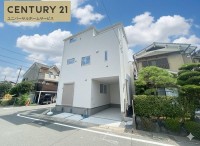 ２０２５年７月完成の新築戸建て！
角地の為、通風良好♪各居室に収納完備の３ＬＤＫ！
徒歩圏内に生活施設が充実している為、便利な立地！