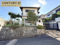 閑静な住宅地の整形地！南東角地につき、陽当たり良好！
土地面積広々約６５坪！
建築条件無し売土地に付き、お好きな工務店やハウスメーカーで建築可能！