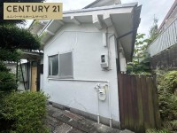 阪急『長岡天神駅』まで徒歩１５分と通勤・通学に便利な立地！
２階の東部屋からの眺望良好♪お庭付きの広々７ＤＫ！
小・中学校まで徒歩１０分圏内とお子様の通学も安心！