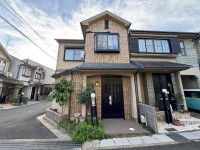 南西角地につき、陽当たり・通風良好！
閑静な住宅地！前面道路はゆったり６ｍで駐車もラクラク♪
室内丁寧にお使いで美宅です！ロフト付きの４ＳＬＤＫ！