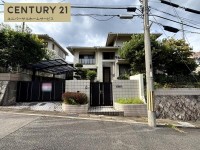 全居室６帖以上の４ＬＤＫ！ＬＤＫ広々約１７帖！
土地面積ゆとりの約６７坪！閑静な住宅地でお子様も安心！
南向きにつき陽当たり良好！