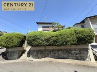 南西角地にある約４６．５坪の売土地！更地渡し☆
建築条件なし土地に付き、お好きなハウスメーカー、工務店で建築していただけます！
前道広々約６ｍなので駐車もラクラク♪
