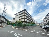 南西角部屋で陽当たり・通風良好！
２０２１年にリフォーム歴あり！ＬＤＫ１８．３帖の４ＬＤＫ！
スーパーやコンビニ、ドラックストアが徒歩圏内♪