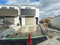 全3区画の分譲地!ZEH水準省エネ住宅!
南東向きにつき日当たり良好!収納スペース充実の2LDK+2S!
閑静な住宅街で緑が多く自然豊かな住環境♪