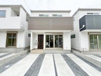 長岡京市、向日市、大山崎町を専門　ユニバーサルホームサービス 全３区画の分譲地！ＺＥＨ水準省エネ住宅！
南東向きにつき日当たり良好！収納スペース充実の２ＬＤＫ＋２Ｓ！
閑静な住宅街で緑が多く自然豊かな住環境♪
