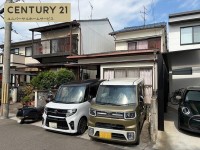 土地約３０坪☆明るい南向き！！
目の前公園につき、解放感があります♪
小学校徒歩１０分圏内！お子様の通学も安心です♪