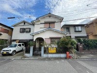 長岡京市、向日市、大山崎町を専門　ユニバーサルホームサービス 近鉄京都線「富野荘駅」まで徒歩1分で通勤・通学に便利！
建築条件無土地！お好きなハウスメーカー・工務店で建築可能！
駐車二台プラン可能！(車種による)