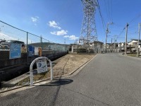 長岡京市、向日市、大山崎町を専門　ユニバーサルホームサービス 隣接地が駐車場で遮る建物がないため陽当り・通風良好！
国道１７１号線が近く車での移動も便利！
阪急『西山天王山寺駅』まで徒歩２１分！