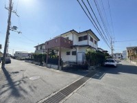 長岡京市、向日市、大山崎町を専門　ユニバーサルホームサービス 北西角地に位置する広々約５２坪の売土地☆
建築条件無土地の為、お好きなハウスメーカー・工務店で建築可能！
生活施設が徒歩圏内に充実しており毎日の暮らしに便利な立地！