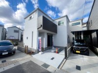 長岡京市、向日市、大山崎町を専門　ユニバーサルホームサービス ２０２５年１１月完成の新築戸建て！
緑豊か・閑静な住宅街！南向きの為日当たり良好！
教育施設まで徒歩圏内の為お子様の通学も安心！