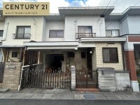 長岡京市、向日市、大山崎町を専門　ユニバーサルホームサービス 阪急『西山天王山駅』まで徒歩１７分！
大山崎中学校まで徒歩７分とお子様の通学も安心ですね♪
南側に庭があり、日当たり・通風良好！
