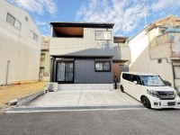 長岡京市、向日市、大山崎町を専門　ユニバーサルホームサービス 令和２年１１月築の築浅中古戸建♪
ＪＲと阪急の２ＷＡＹアクセス！生活に便利な立地です！
徒歩圏内に周辺施設や教育施設が大変充実！