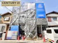 閑静な住宅地に位置する設備充実の３ＬＤＫのお家！
駐車２台可能！前面道路約６ｍでお車の出し入れもラクラク♪
ＷＩＣ２ヶ所付き＆各居室収納豊富◎