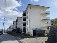 リフォーム歴あり!阪急『西山天王山駅』まで徒歩6分!
南側バルコニーのため、陽当たり良好!
小学校まで徒歩圏内!お子様の通学も安心です♪