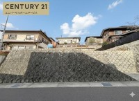 長岡京市、向日市、大山崎町を専門　ユニバーサルホームサービス 土地面積約６３.６坪！間口１３.８メートル！
建築条件無し土地に付き、お好きなハウスメーカー・工務店で建築可能です！
南東向きの為、陽当たり良好！