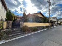 長岡京市、向日市、大山崎町を専門　ユニバーサルホームサービス 建築条件無し土地！お好きなハウスメーカー・工務店で建築可能！
土地広々約９０坪！解体更地渡し！
小学校まで徒歩圏内！お子様の通学も安心です！