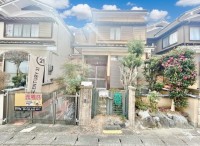 長岡京市、向日市、大山崎町を専門　ユニバーサルホームサービス ☆建築条件無し土地☆お好きなハウスメーカー・工務店で建築可能です！
土地約２７．６坪！閑静な住宅街にございます！
南側田んぼ＆駐車場のため、採光・通風良好です♪